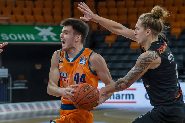 小贝林厄姆染黄停赛！无缘世俱杯8强战，兄弟德比成泡影